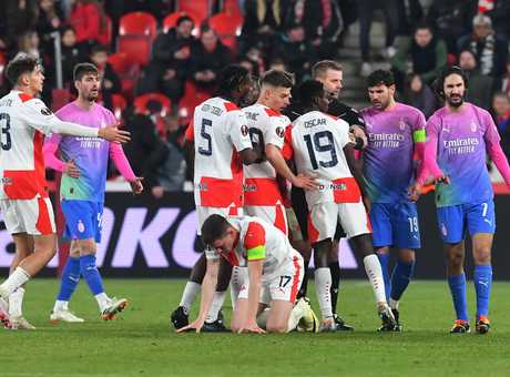 Slavia Praga-Milan, la MOVIOLA: espulsione severa a Holes, Tomori salta la  prossima. Lancio di oggetti dai tifosi|Europa League | Calciomercato.com