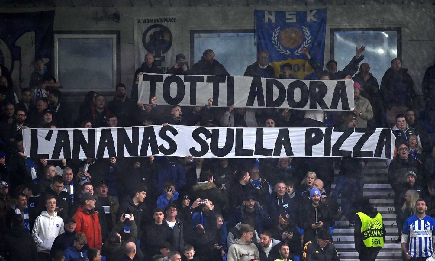 Roma, lo sfottò dei tifosi del Brighton con un curioso striscione: c'entrano Totti e la pizza