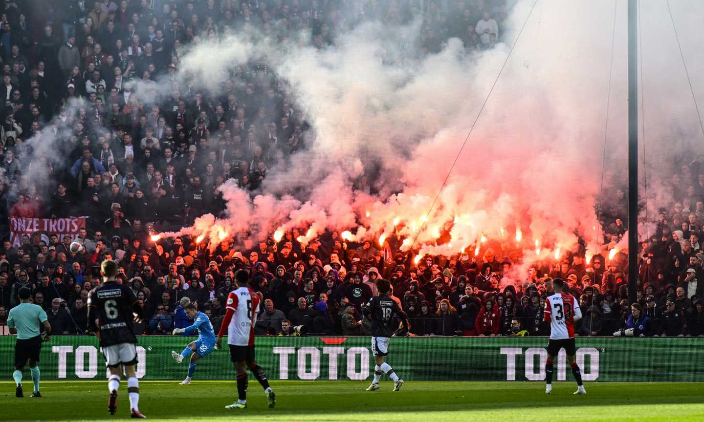 Incendio al De Kuip: interrotta due volte la finale di Coppa d'Olanda Feyenoord-NEC