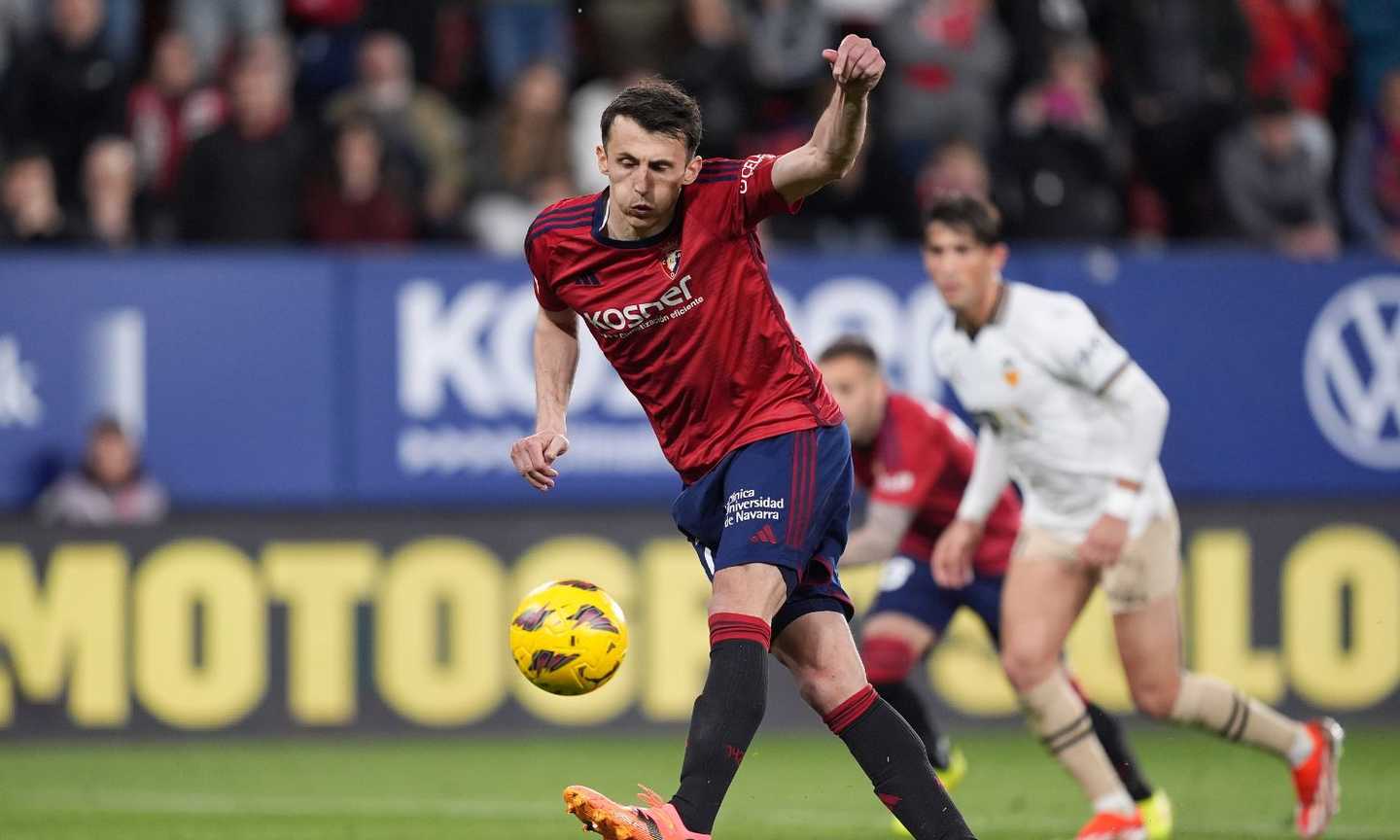 Budimir, che disastro! In Osasuna-Valencia, al 97’, tira uno dei peggiori rigori mai visti VIDEO