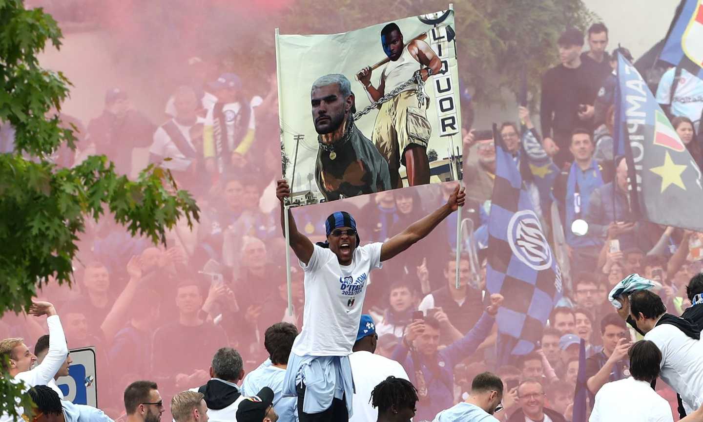 Striscione con Theo Hernandez al guinzaglio, la FIGC apre un'inchiesta su Dumfries. L'olandese si scusa