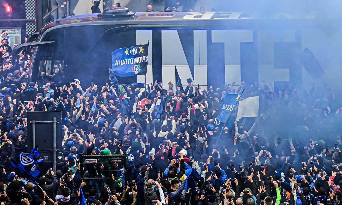 Inter, la festa Scudetto LIVE: figli in campo con i giocatori, tutto pronto per la partenza FOTO e VIDEO