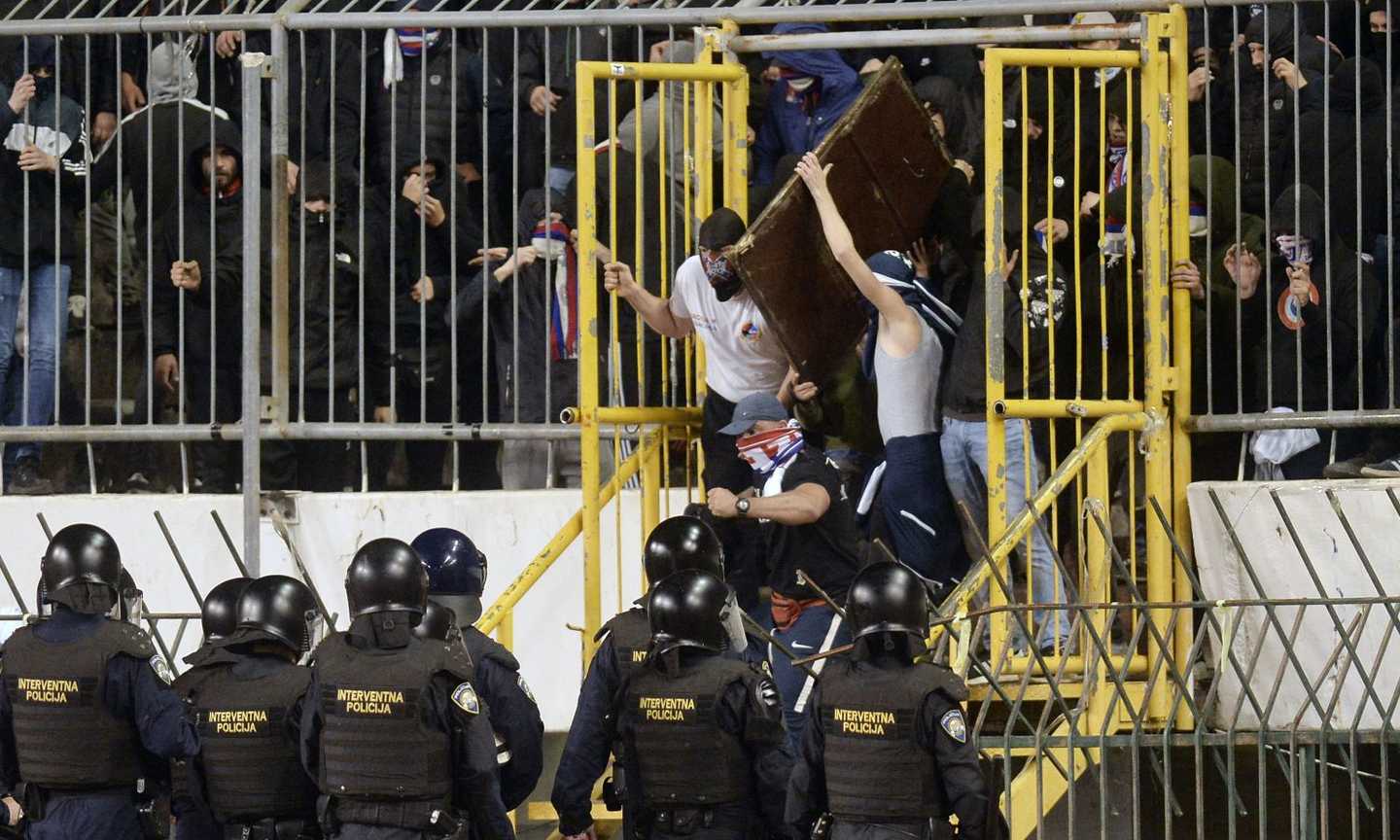 Cose 'turche' in Croazia: invasione di tifosi e aggressioni durante Hajduk-Dinamo, 51 arresti