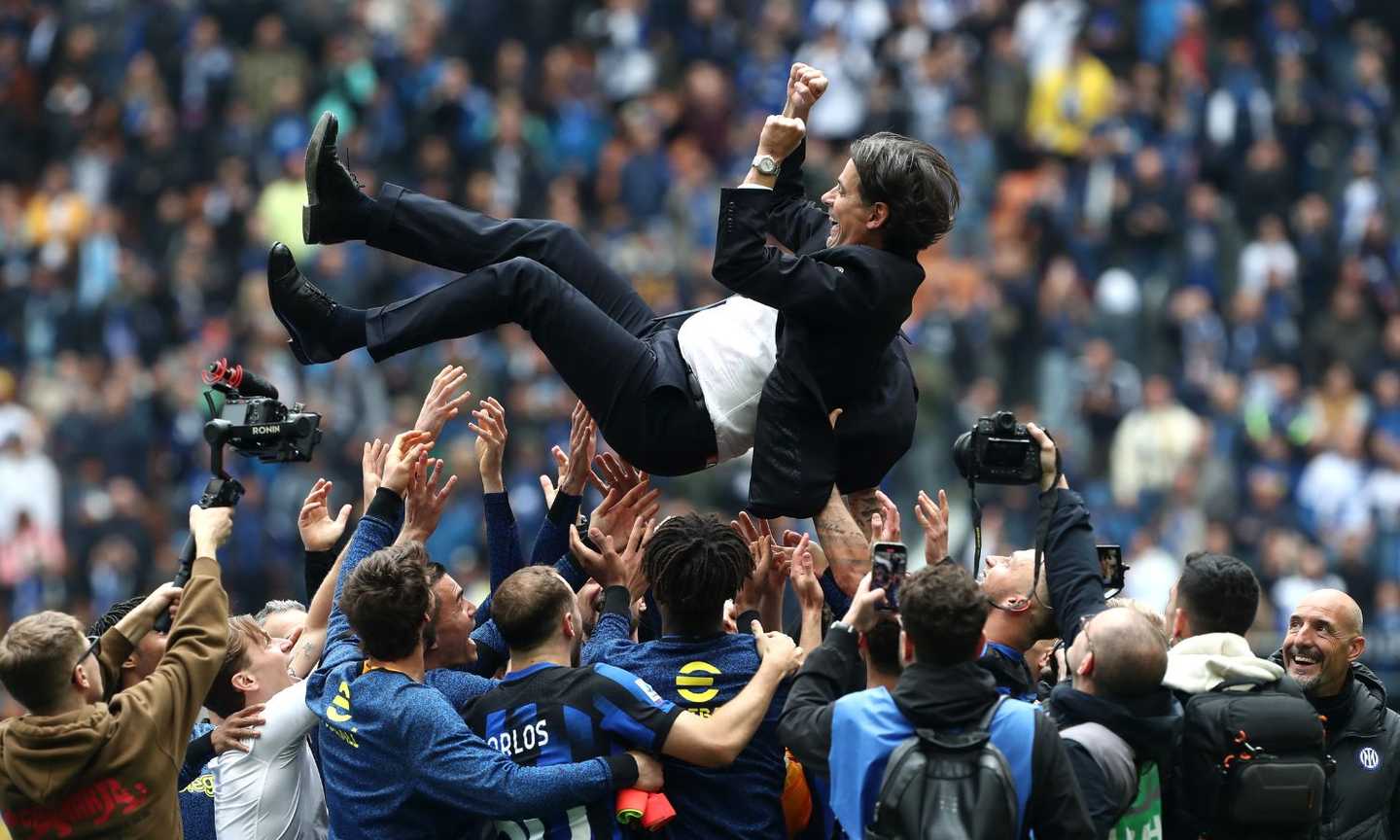 Inter, la festa Scudetto LIVE: Inzaghi portato in trionfo FOTO e VIDEO