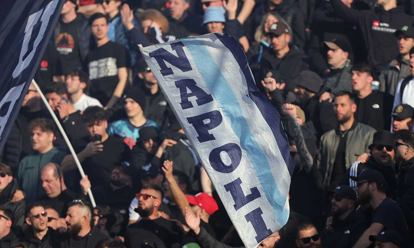 Napoli, contestazione dei tifosi a Empoli: 'I co....ni ve li diamo noi'