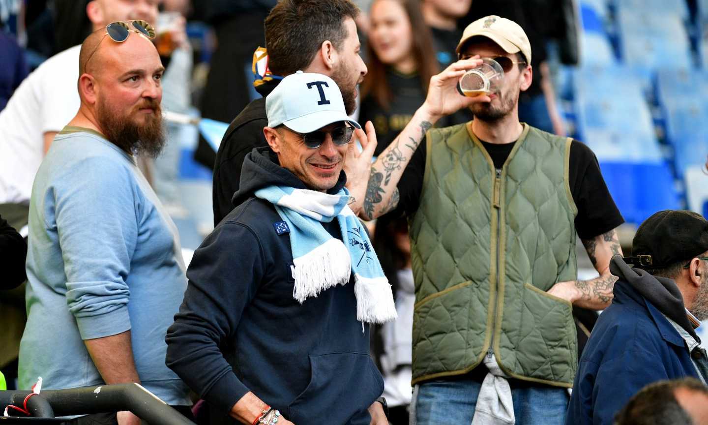 L'ex Lazio Radu in tribuna con il simbolo delle SS sulla felpa: le immagini e cosa è successo