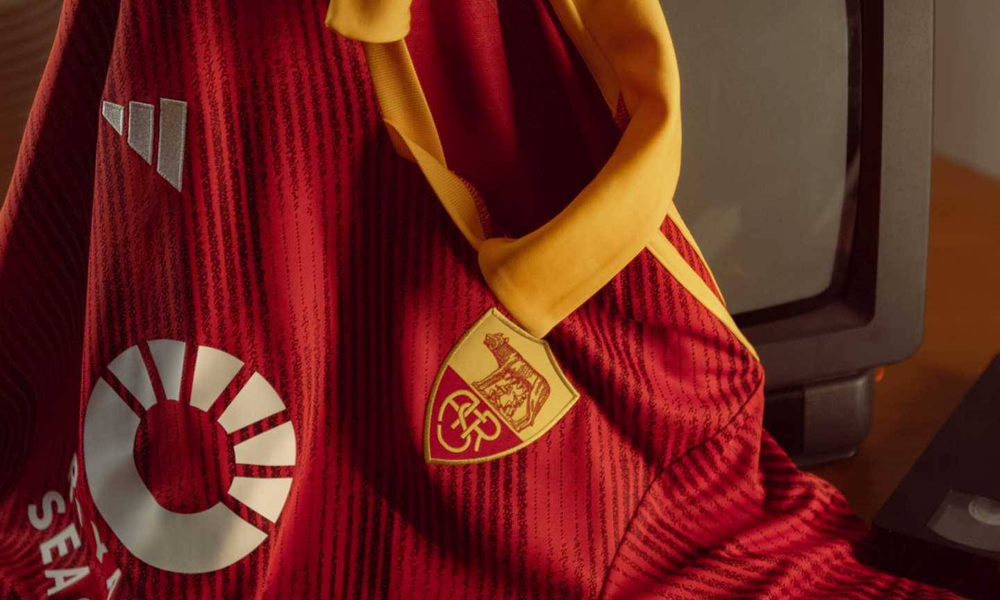 Roma, maglia speciale nel derby con la Lazio: 'ASR Origins Jersey 2023/24', celebra la storia del club giallorosso 