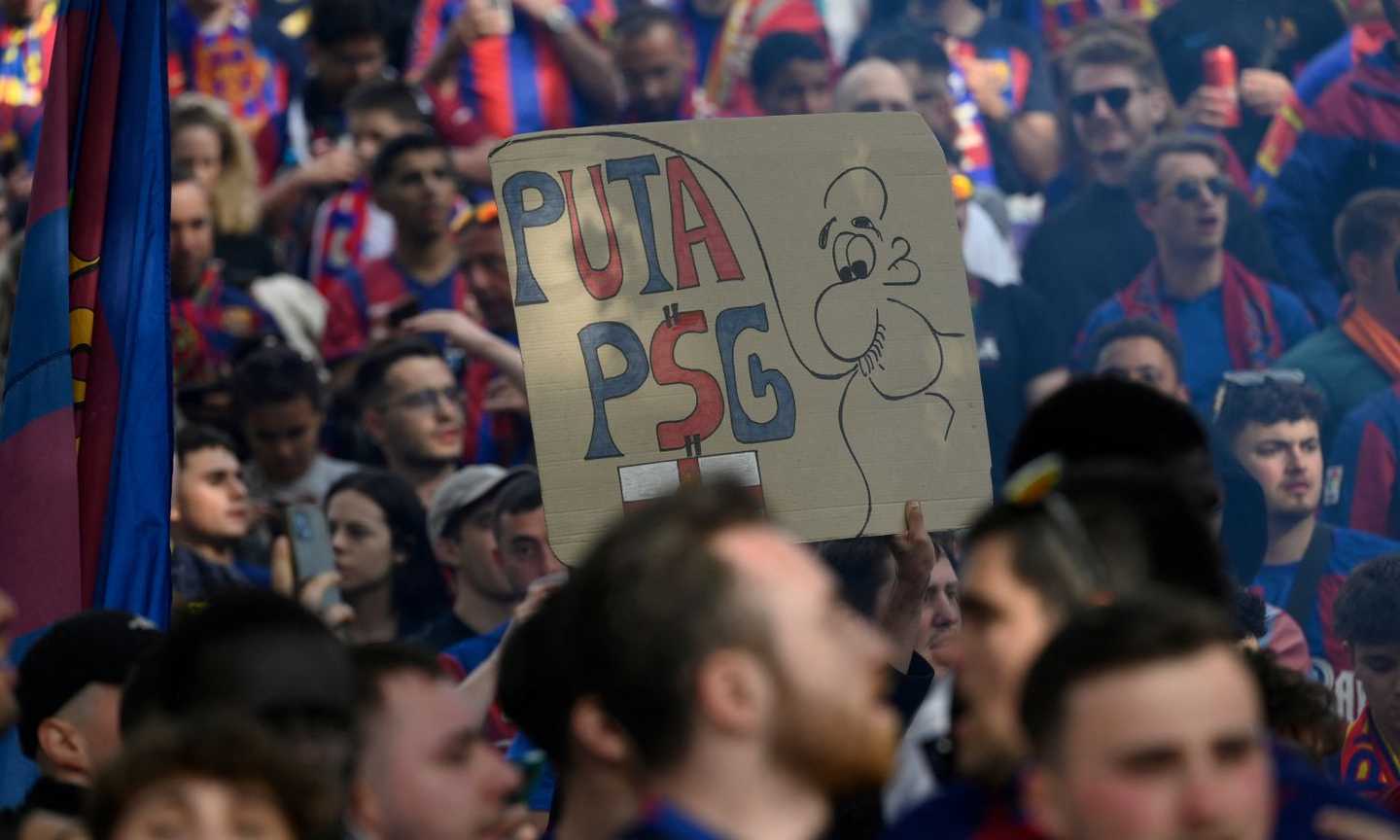 Incredibile a Barcellona: tifosi di casa lanciano per errore pietre e fumogeni contro pullman blaugrana VIDEO