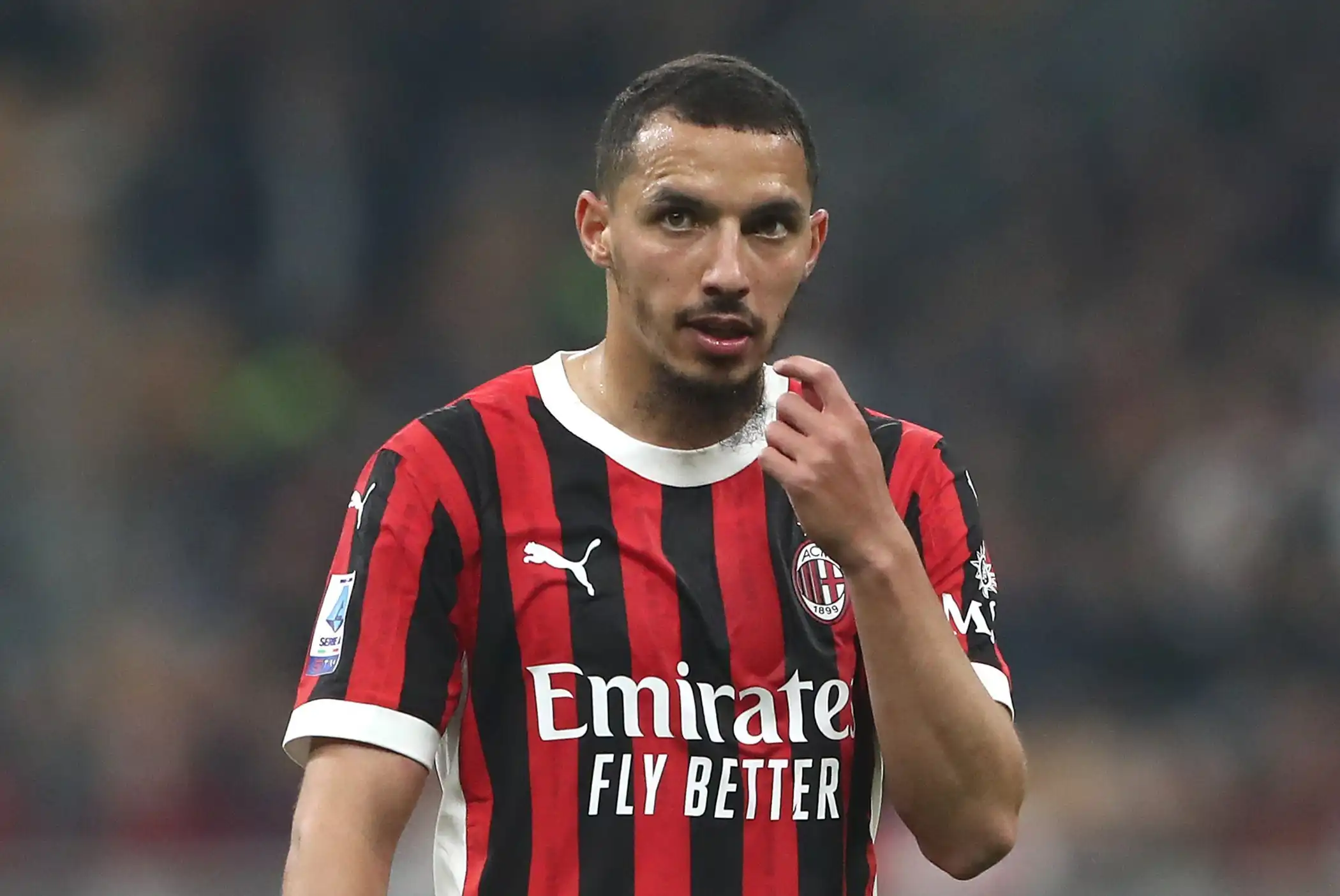 ORIZZONTALE.bennacer.milan.2023.2024.pensieroso.2100x1404.webp