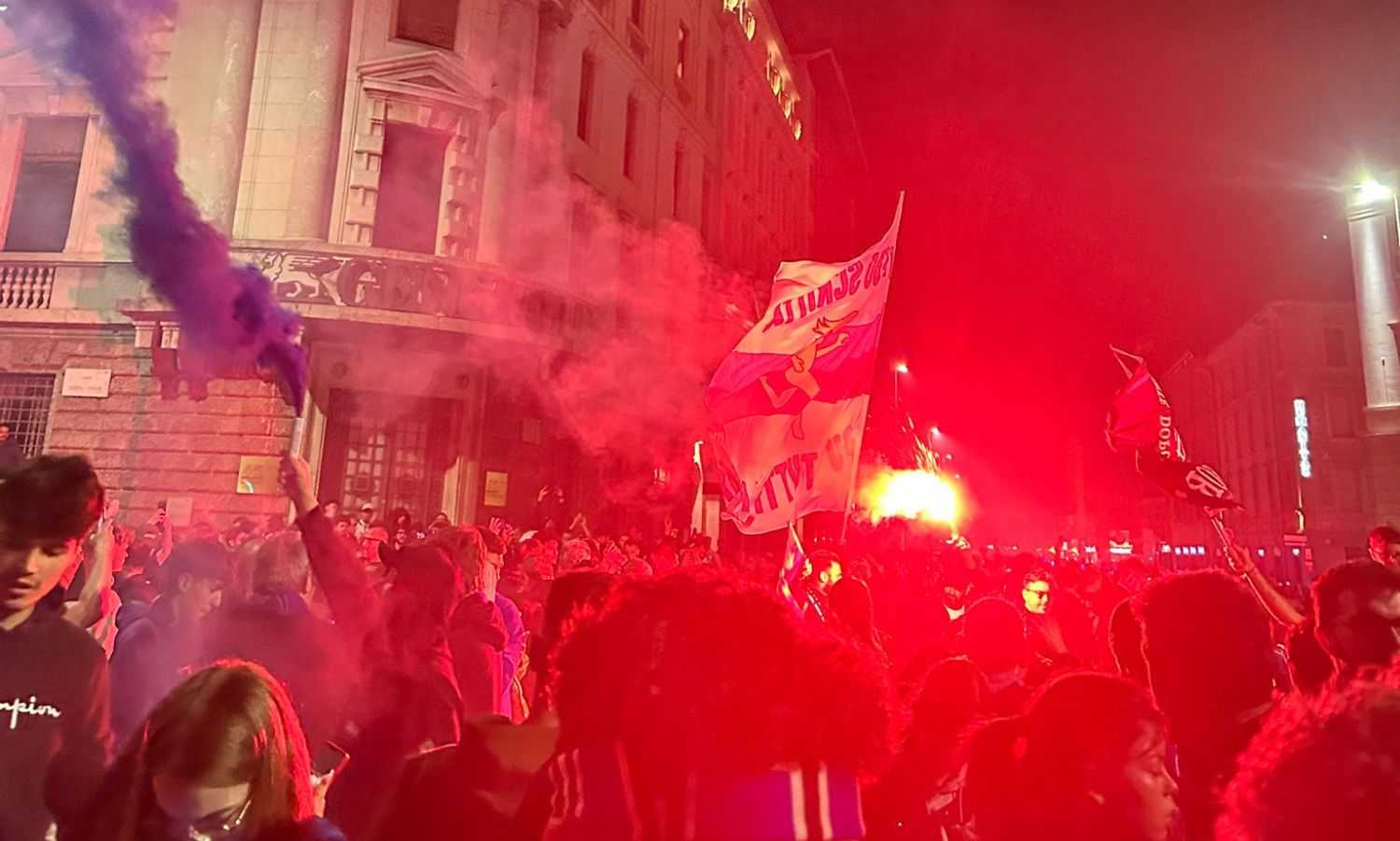 Atalanta in finale, a Bergamo scatta la festa: gente in piazza, cori e fuochi d'artificio VIDEO