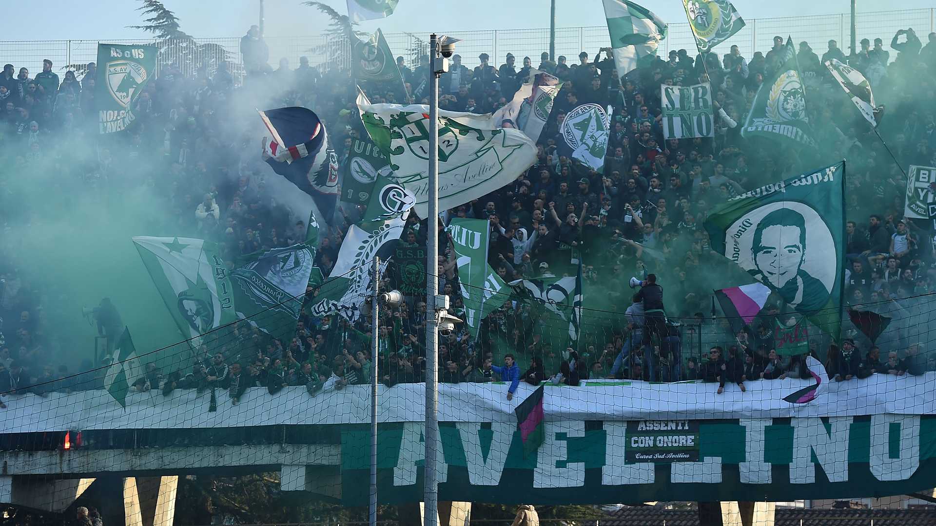 Avellino, la frecciatina dei tifosi agli ultras di Inter e Milan: "Chi vive di passione non lucra sui gradoni"