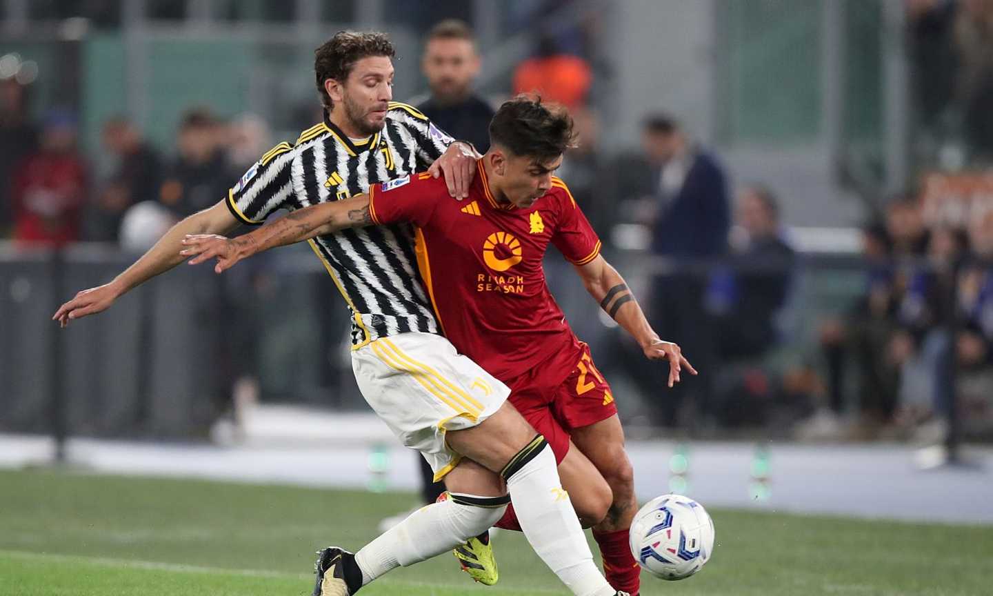 Roma, Dybala esce all'intervallo con la Juventus: problema all'adduttore