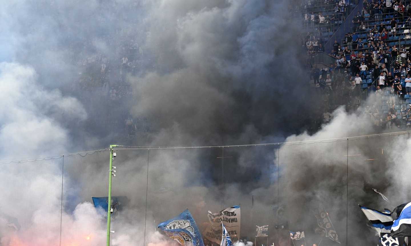 Surreale in Ligue 2: tifosi del Troyes protestano con fumogeni, i giocatori li rilanciano verso gli spalti!