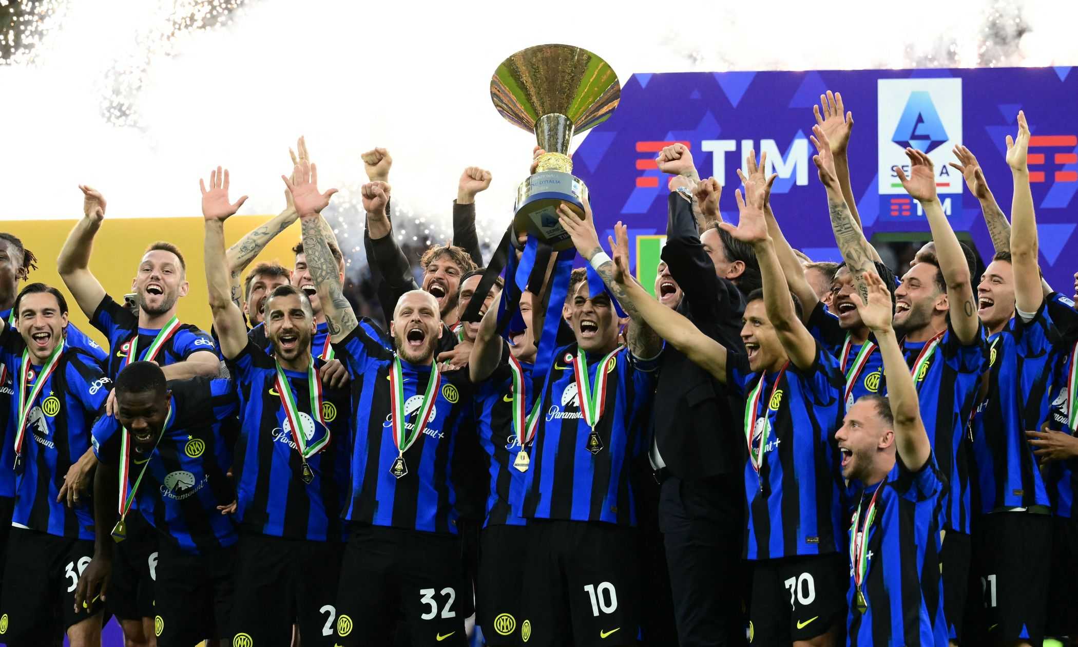 Inter, la cerimonia di premiazione LIVE: San Siro osanna Inzaghi e Lautaro, che alza al cielo il trofeo