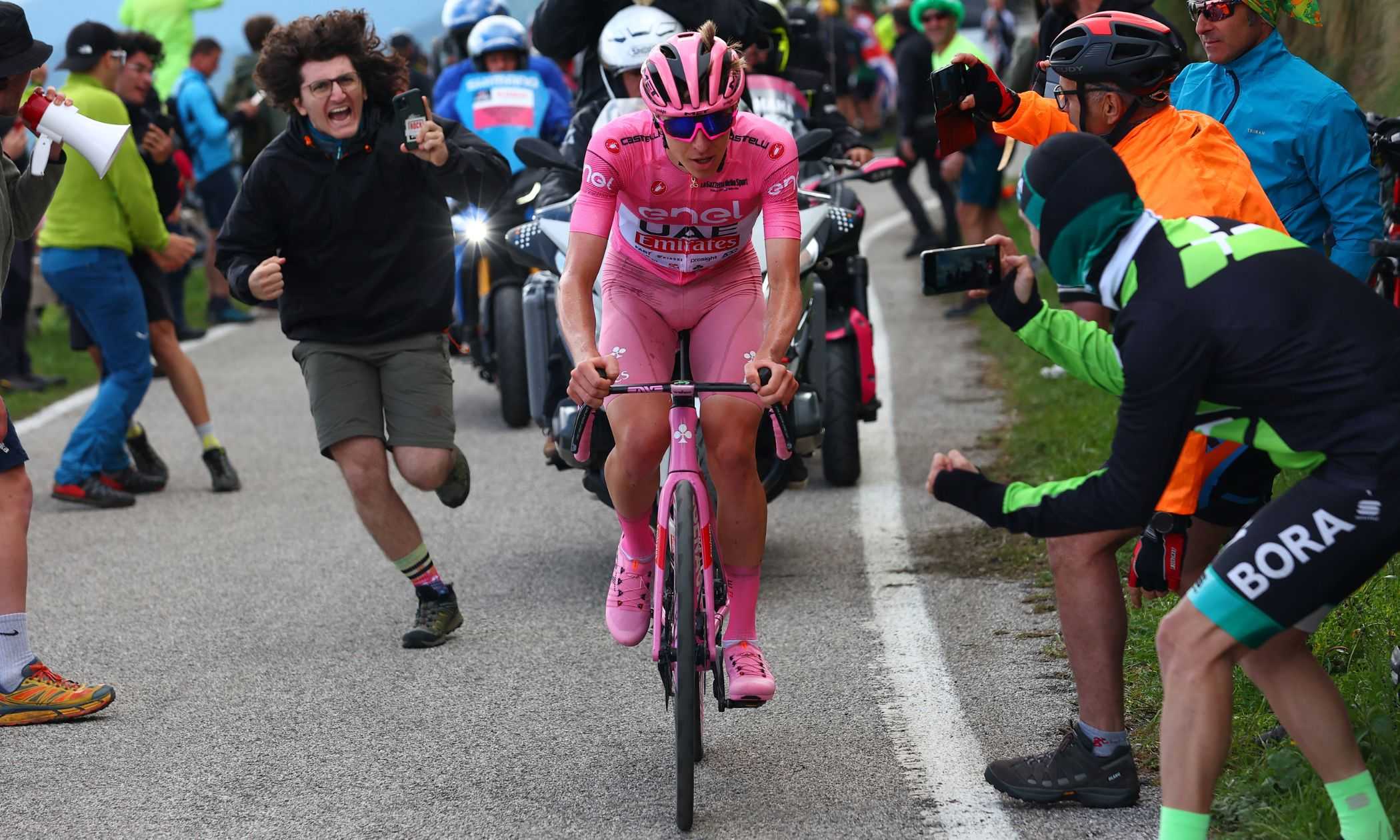 Pogacar furioso al Giro d'Italia: un tifoso l'ha spinto, è un ex ds