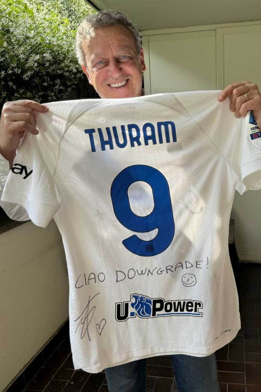 Inter, la maglia di Thuram con dedica a Sabatini all'asta per beneficenza