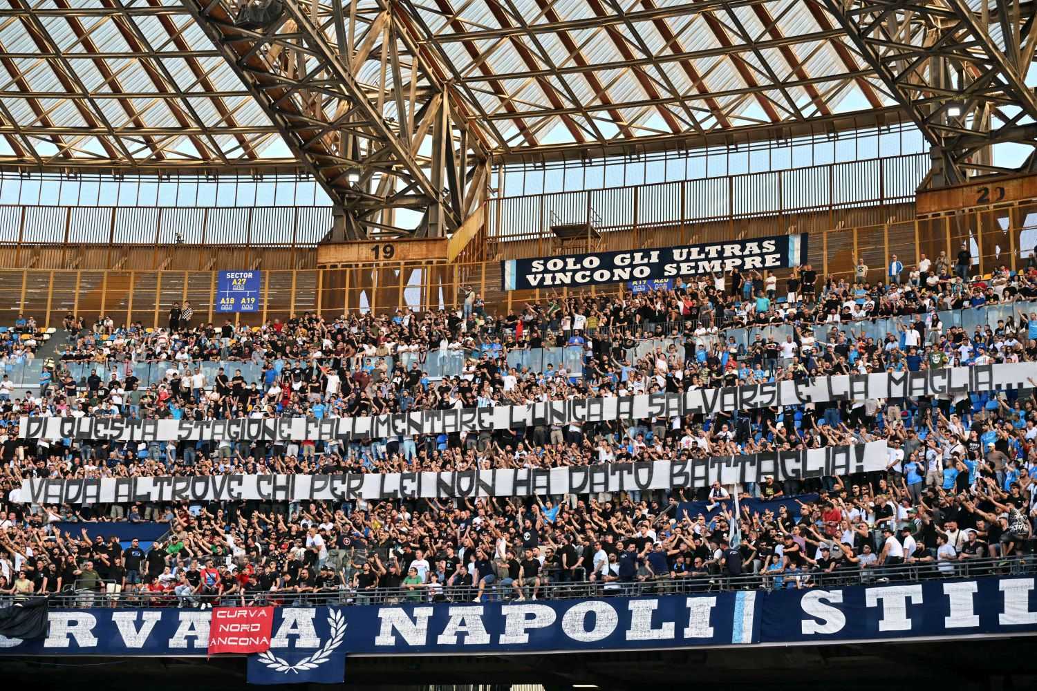 "Via Da Napoli", Cori Contro De Laurentiis, La Squadra E Non Solo: è ...