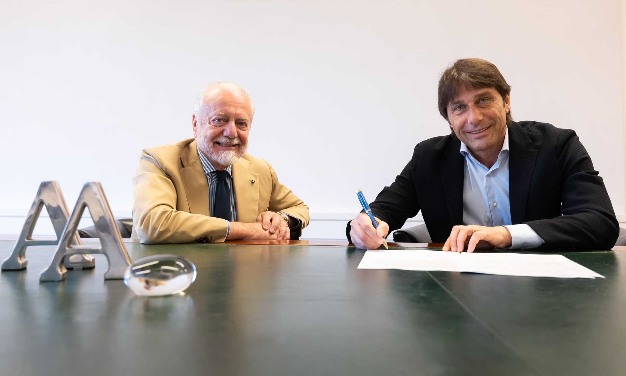 Conte al Napoli: ufficiale, le prime parole con una promessa. De Laurentiis: "Parte la rifondazione"