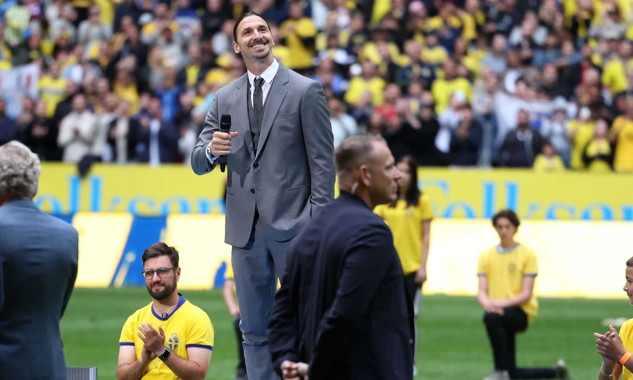 La Svezia celebra Ibrahimovic dopo il ritiro: "Giovani, osate! Sono la prova vivente che nulla è impossibile" VIDEO