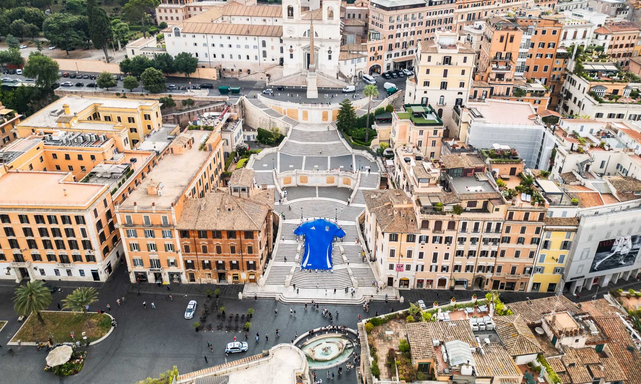 Verso Spagna-Italia: maglia azzurra gigante a Roma, il luogo non è casuale FOTO