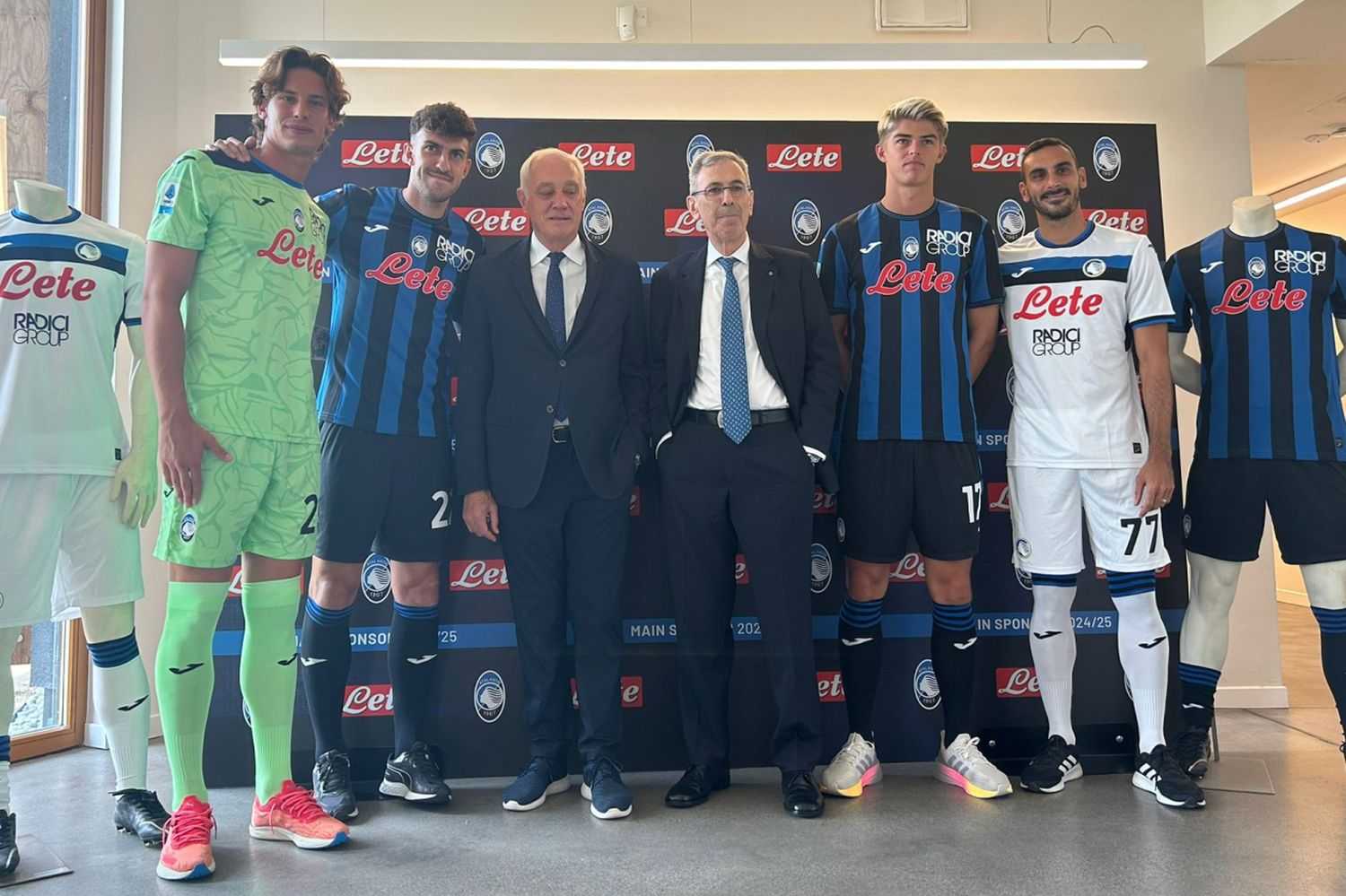 Atalanta, Percassi presenta la nuova maglia e sponsor: "Miranchuk, Djmisiti, Koopmeinersi vi dico tutto" FOTO