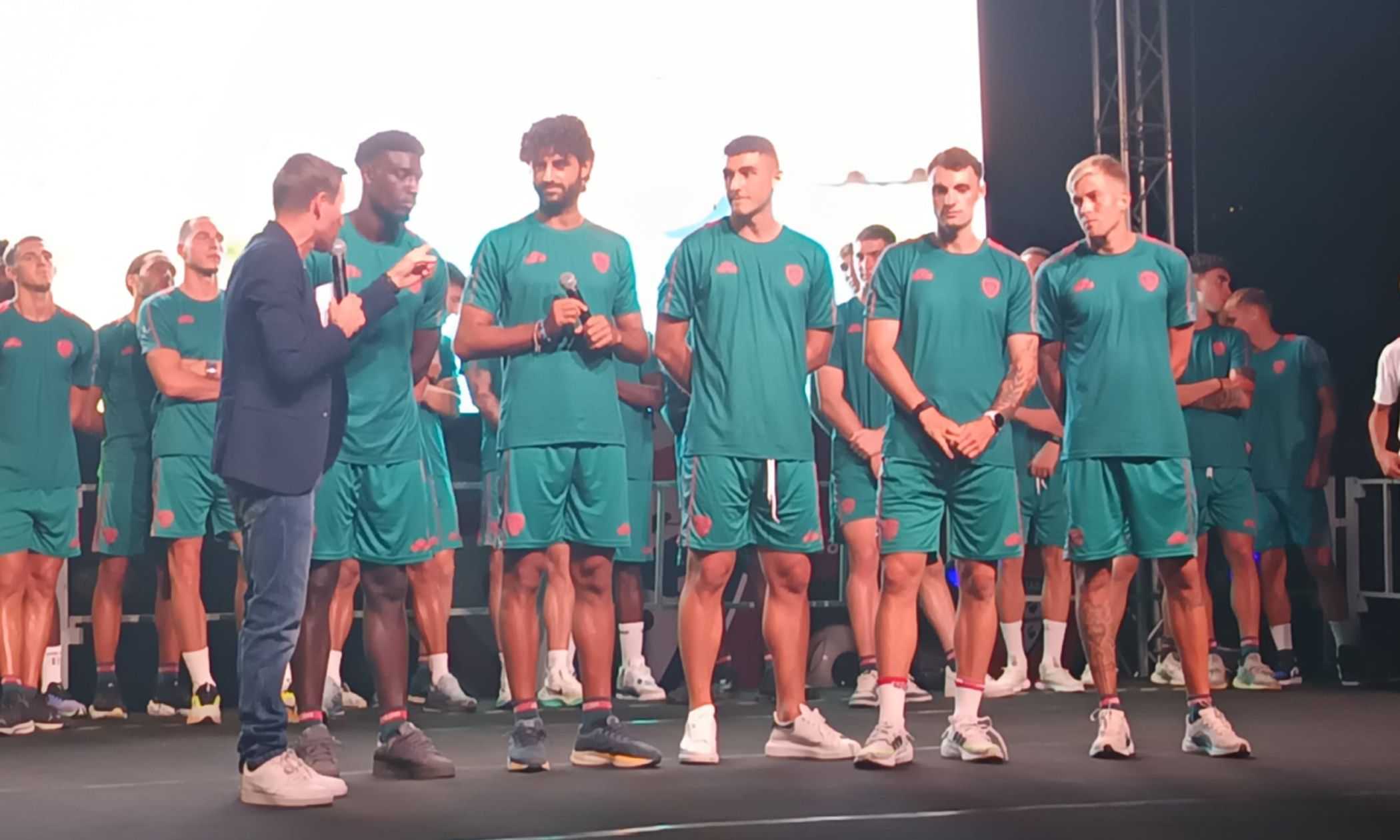 Cagliari, squadra presentata in ritiro VIDEO. Nicola: "Le difficoltà non siano spauracchio"