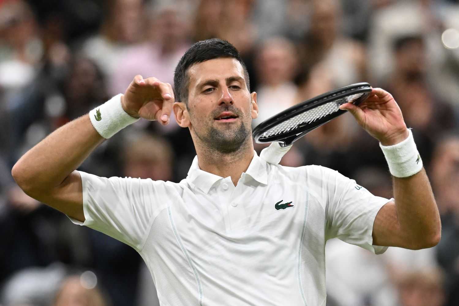 Inghilterra in semifinale, ovazione a Wimbledon durante il match di Djokovic... che finge di tirare un rigore