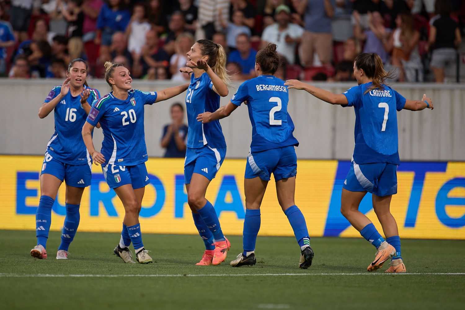 L'Italia femminile vola a Euro 2025: poker alla Finlandia, azzurre prime del girone