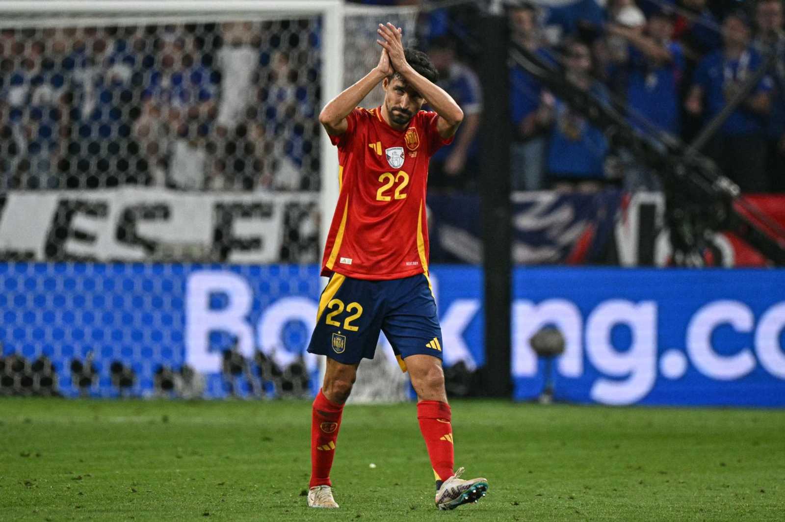 Spagna, Jesus Navas lascia la nazionale dopo la finale: "Gioco con un'anca danneggiata da diversi anni"