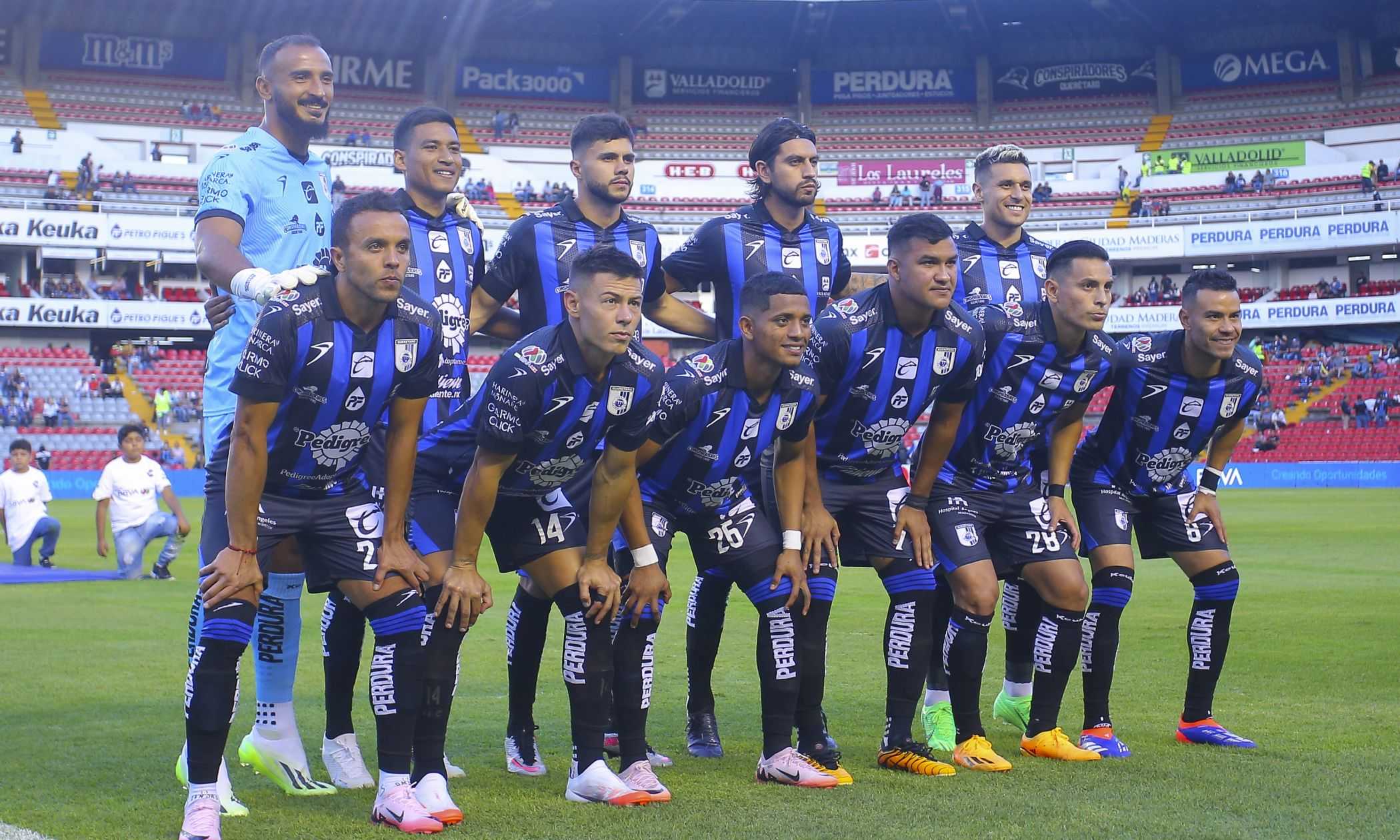 La strana presentazione della formazione del Querétaro: i giocatori fanno il verso del gallo (VIDEO)