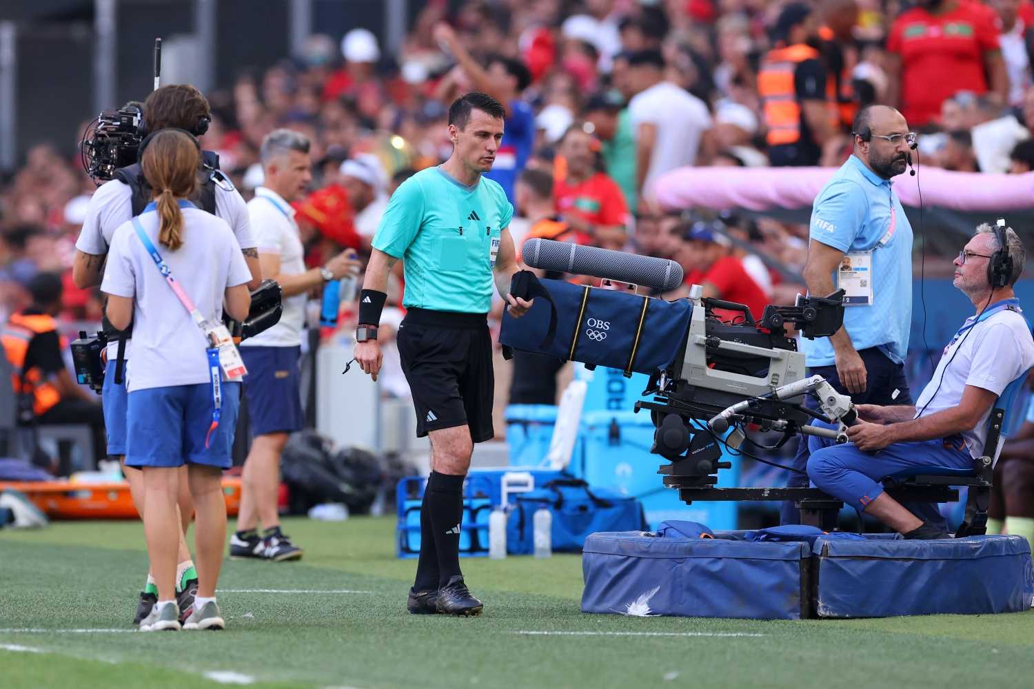 Olimpiadi, l’arbitro va KO e abbandona Marocco-Spagna: scontro con un giocatore, sostituto dal quarto uomo