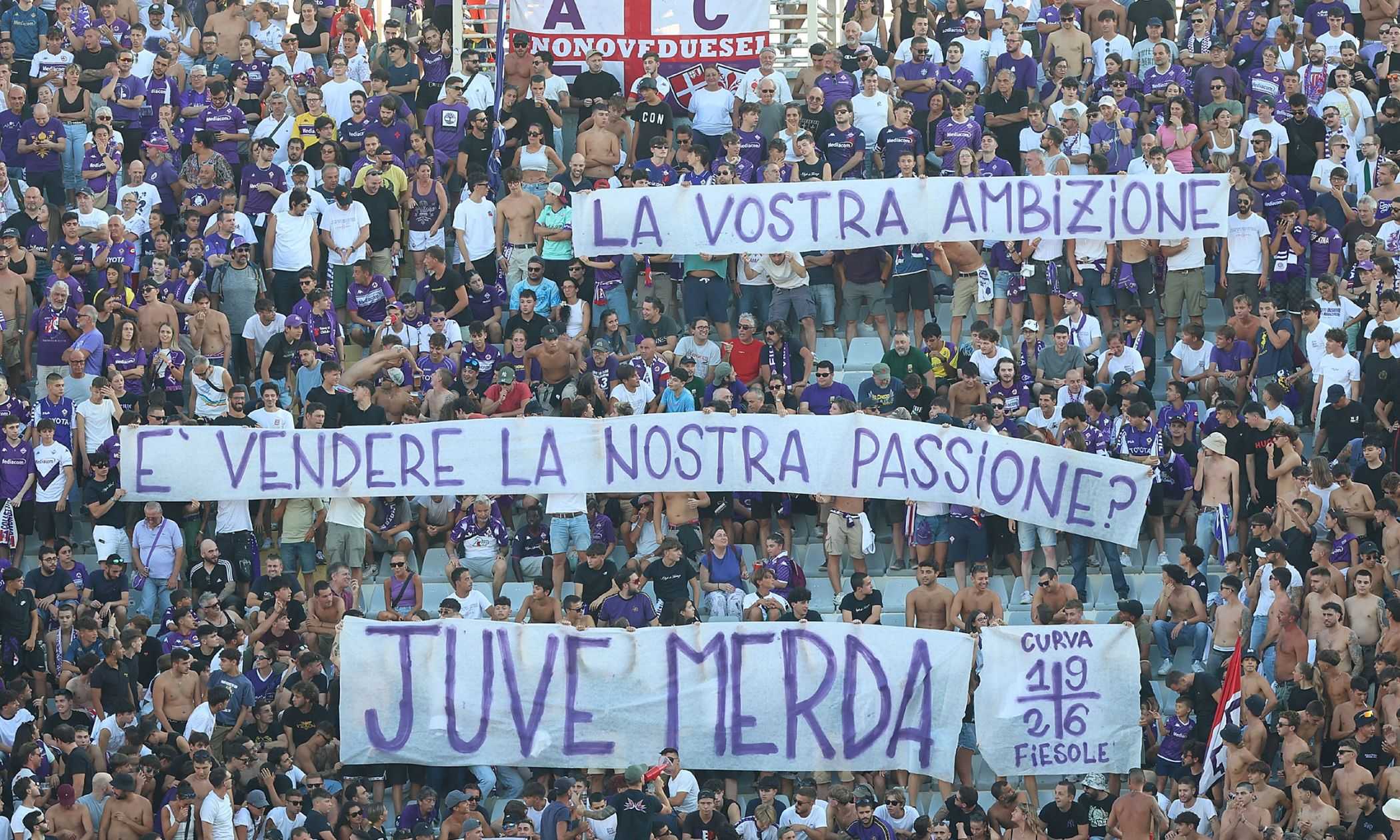 Fiorentina, esplode la contestazione contro la dirigenza: "Vendete la nostra passione, Juve m***a"