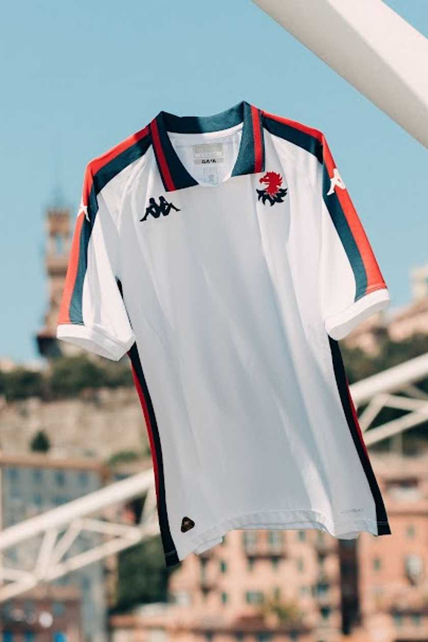 Genoa, ecco la seconda maglia in stile anni '80. Con tanto di 'Gallinaccio' VIDEO