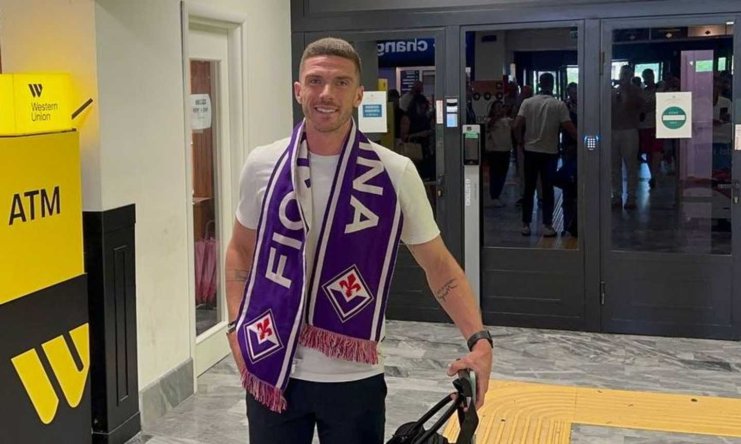 Fiorentina, Gosens è atterrato a Pisa: è già ufficiale, arrivato a Firenze nel pomeriggio