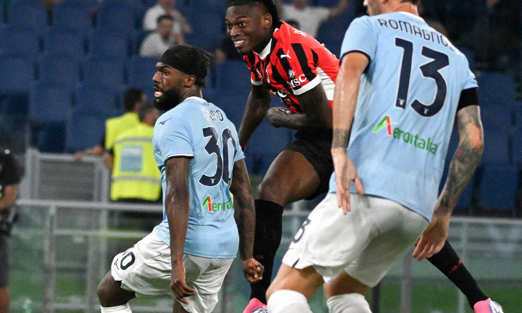 Il Milan non esce dalla crisi: 2-2 contro la Lazio, Leao salva Fonseca e poi si isola. Fischi dai tifosi rossoneri