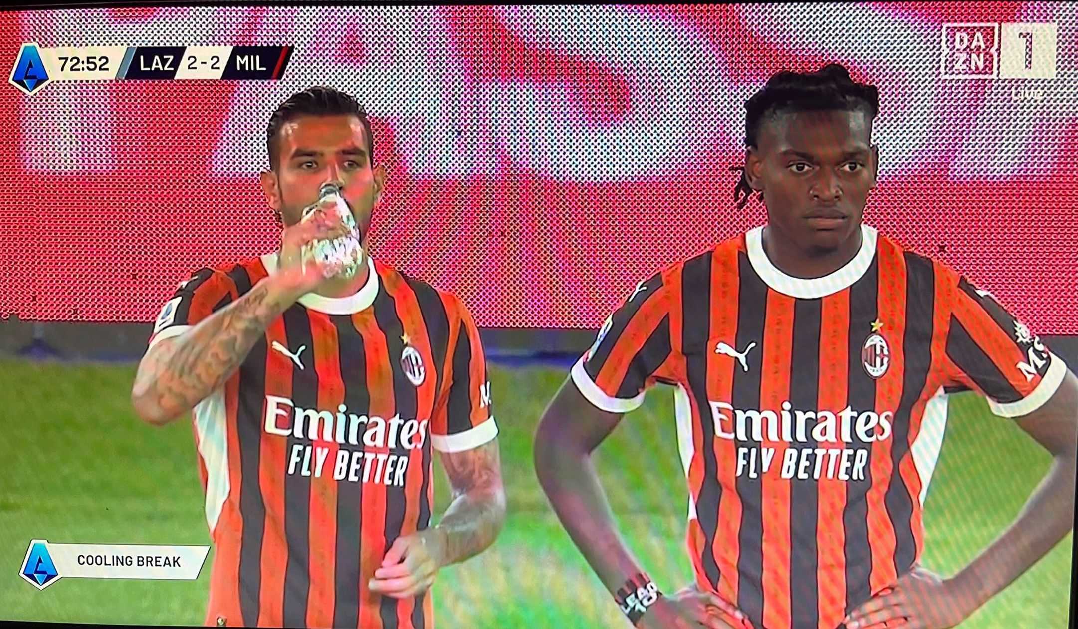 Il cooling break sotto gli occhi di Cardinale: il Milan non multa Theo Hernandez e Leao