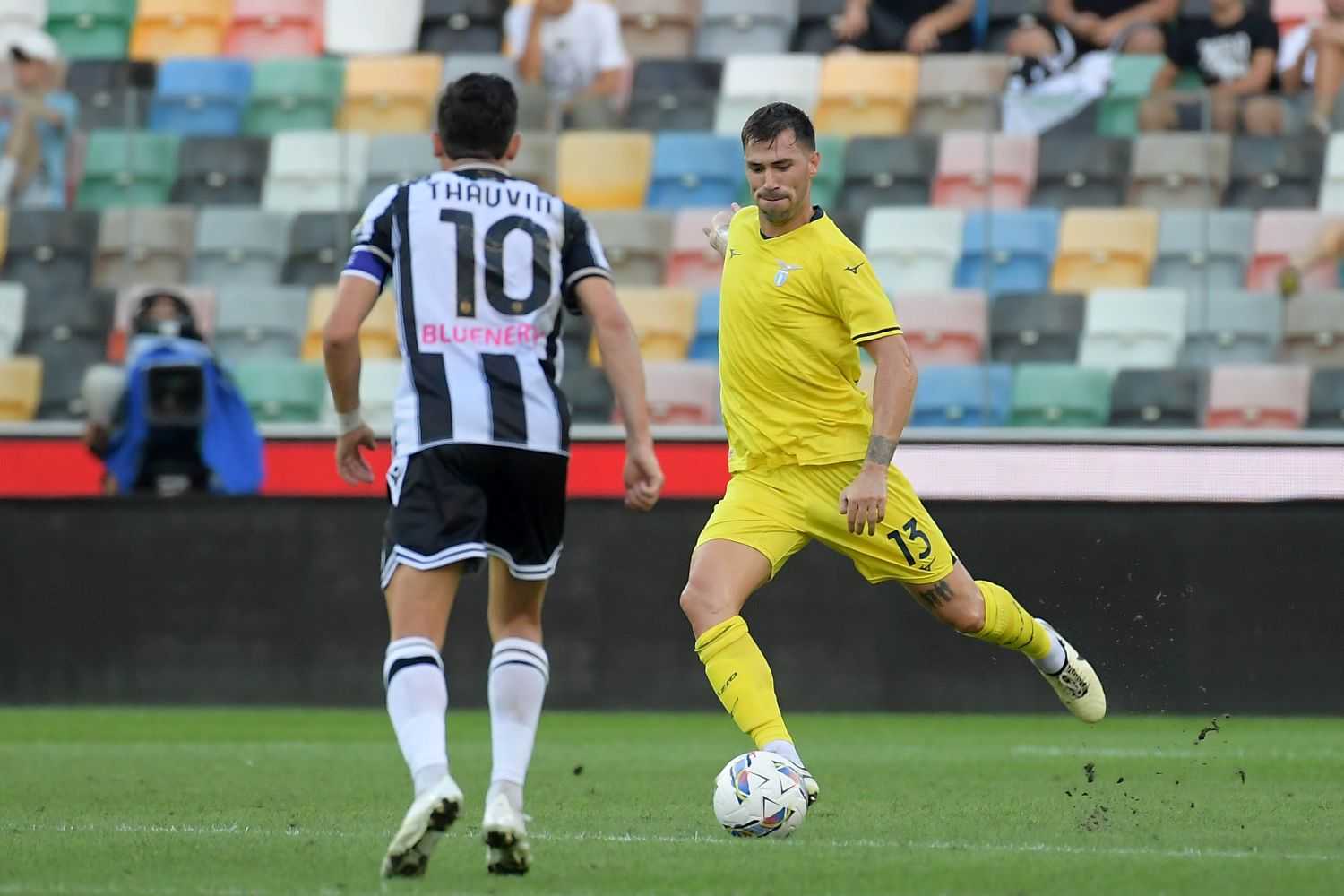 La difesa si ferma, ma è tutto buono: cosa è successo sul gol di Lucca in Udinese-Lazio 