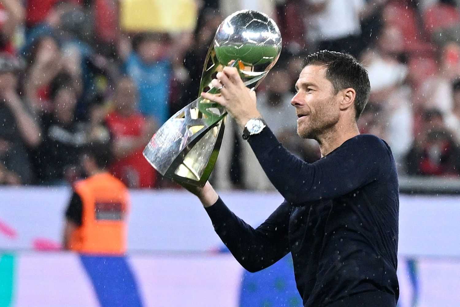 Il Bayer Leverkusen alza la Supercoppa di Germania: cade ai rigori lo Stoccarda, Xabi Alonso vince ancora