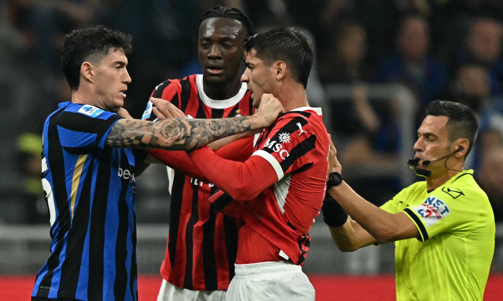 Inter-Milan MOVIOLA: il Var salva Mariani, niente rigore per il tocco di Lautaro. Contatto Sommer-Abraham: proteste rossonere 