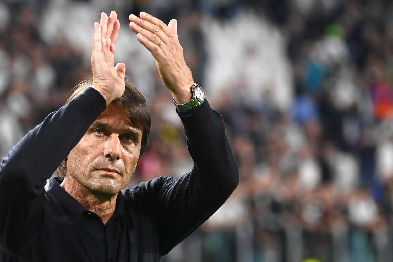 Napoli, Conte torna allo Stadium: tifosi della Juventus divisi tra fischi e applausi