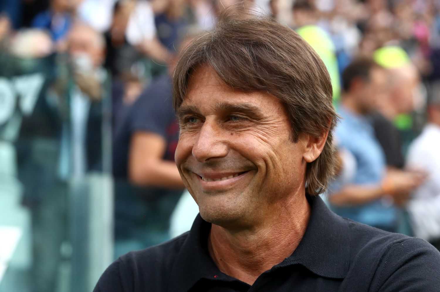 Napoli, Conte torna allo Stadium: tifosi della Juventus divisi tra fischi e applausi