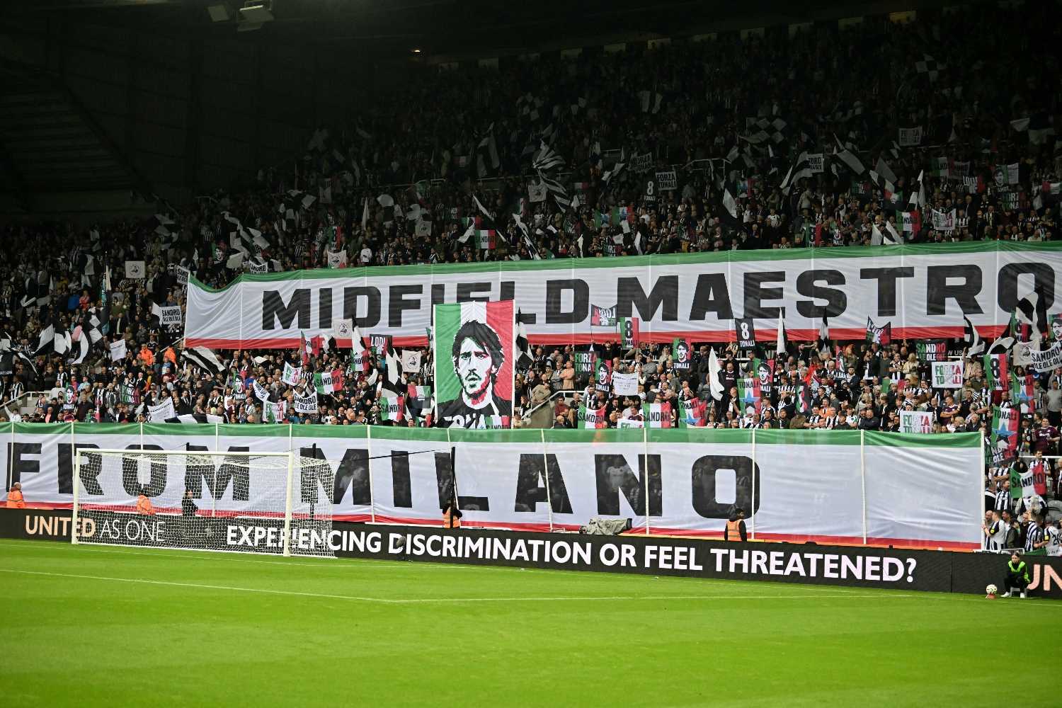 Tonali torna a St. James' Park, la coreografia dei tifosi del Newcastle: "Il maestro del centrocampo da Milano" VIDEO