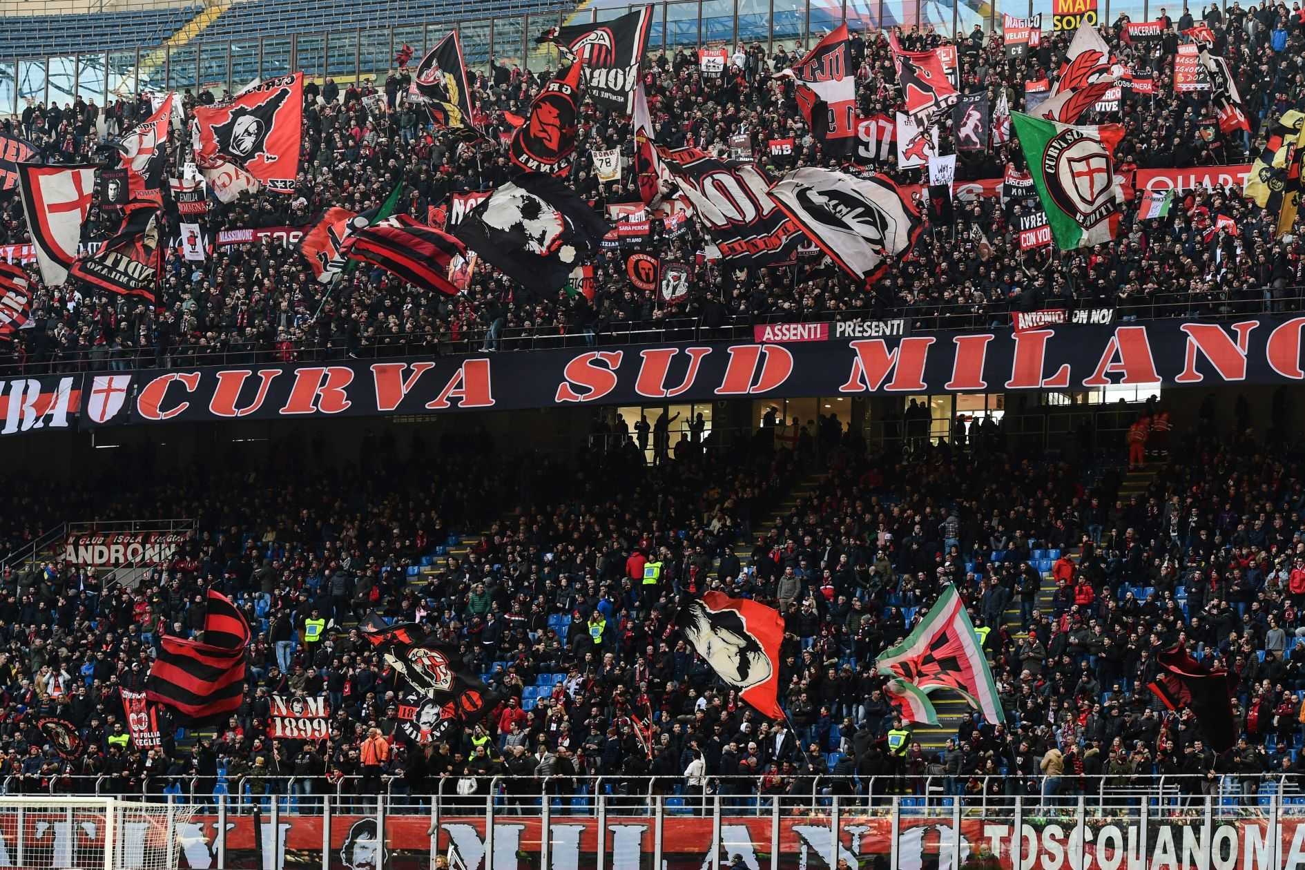 Striscione della Curva Sud fuori da Casa Milan: "Andatevene tutti, indegni"