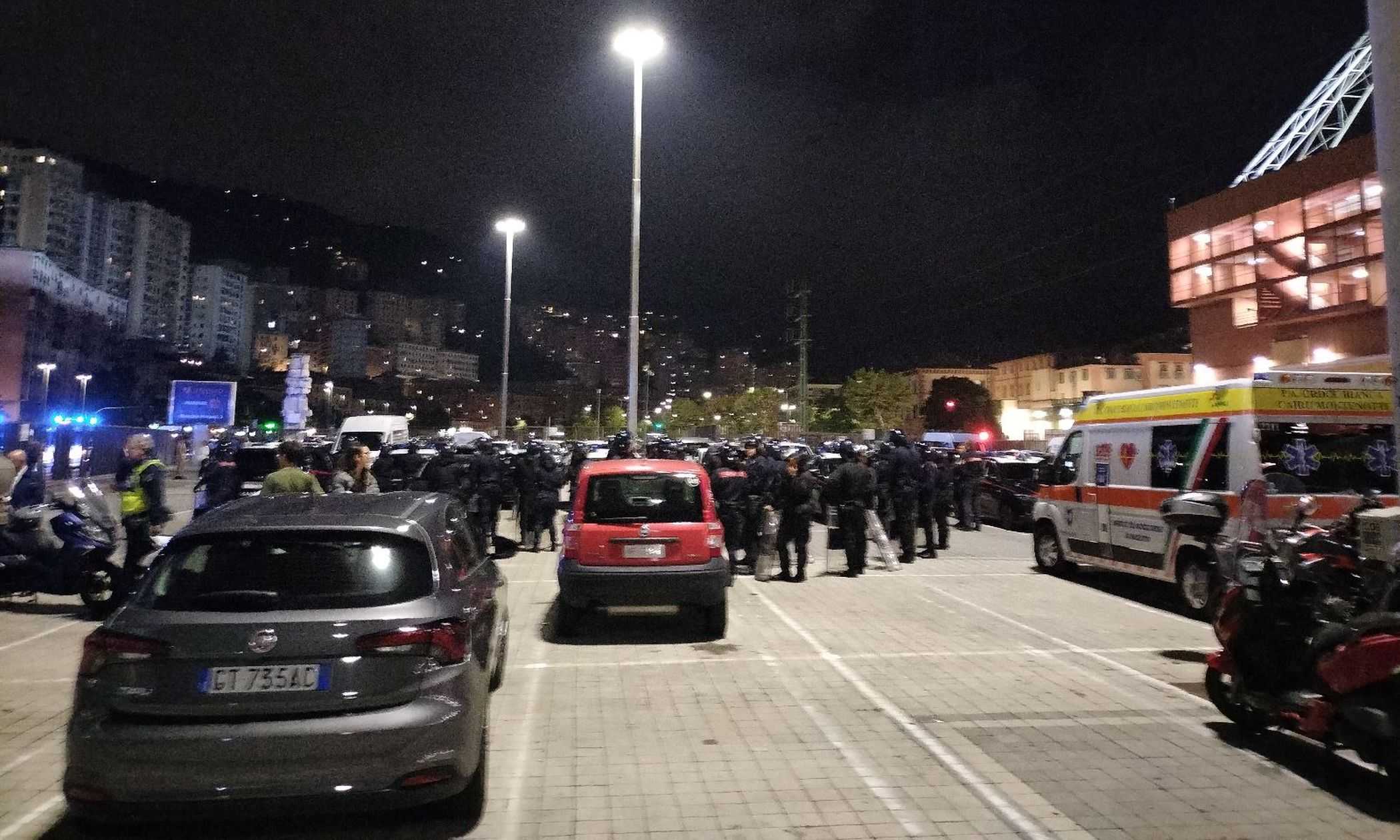 Guerriglia dopo Genoa-Sampdoria: polizia in tenuta antisommossa per contenere i danni