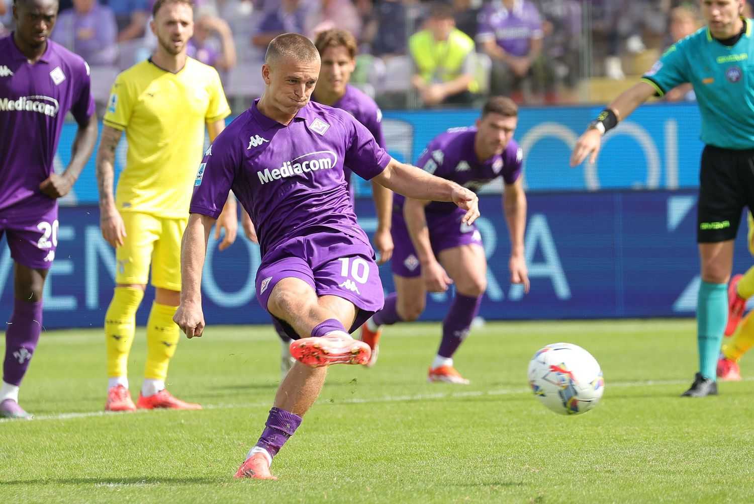 Fiorentina, prima vittoria e primo super Gudmundsson: 2-1 di rigore in rimonta alla Lazio