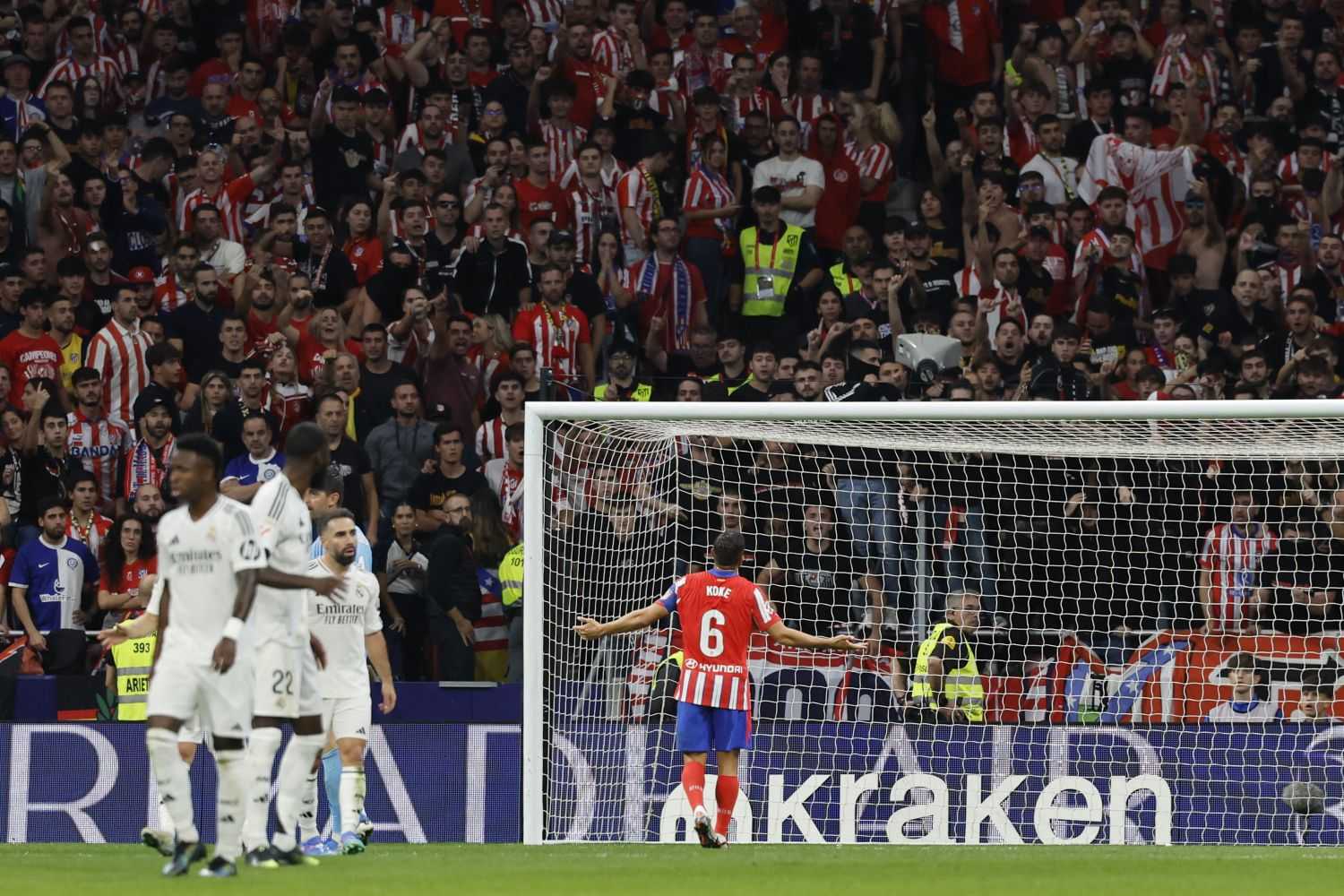 Lancio di oggetti in Atletico Madrid-Real Madrid: partita interrotta, cosa è successo