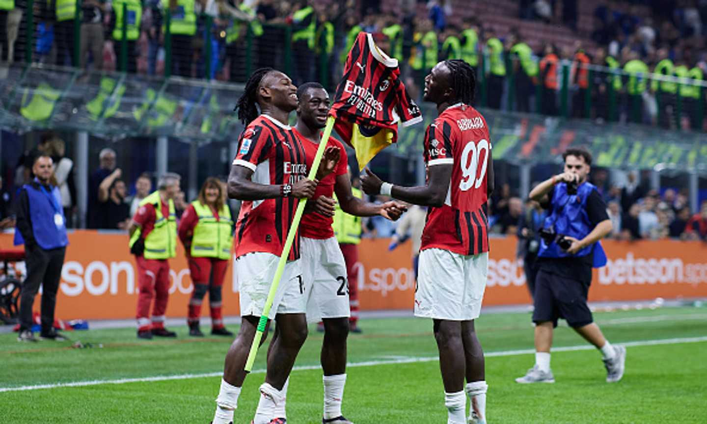 Leao e Fofana, il gesto "alla Lukaku" a fine partita: sventolata la bandierina dell'Inter coperta con la maglia del Milan