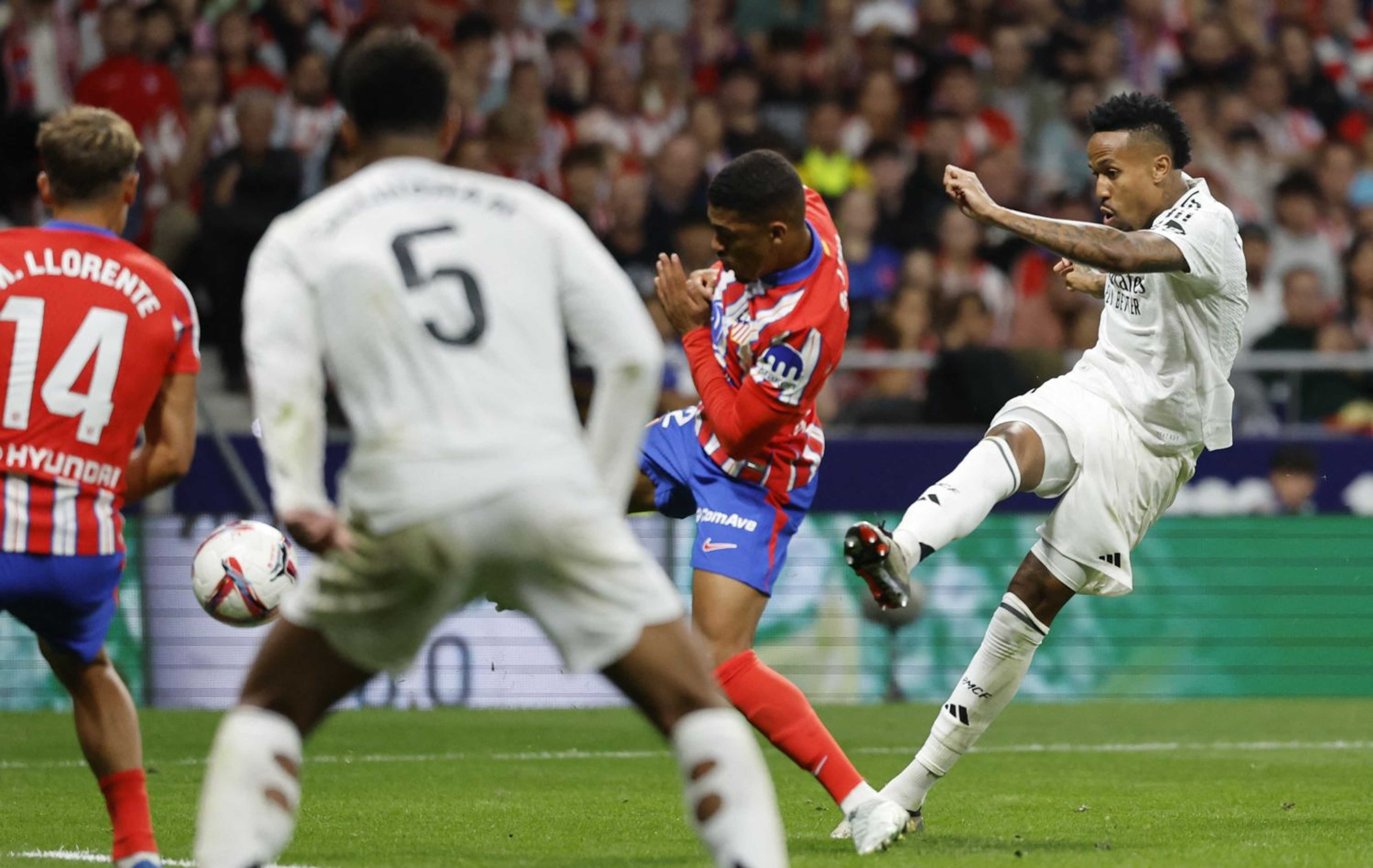 L'Atletico Madrid riprende il Real Madrid in un derby infinito: 1-1 con partita sospesa per 20'