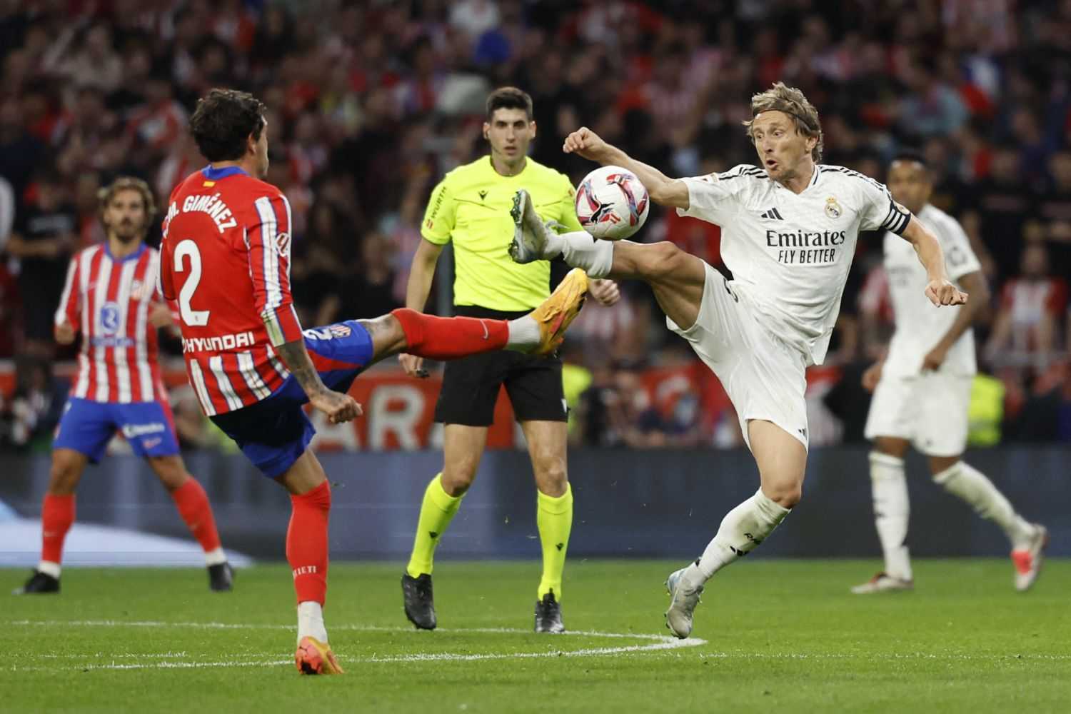 L'Atletico Madrid riprende il Real Madrid in un derby infinito: 1-1 con partita sospesa per 20'