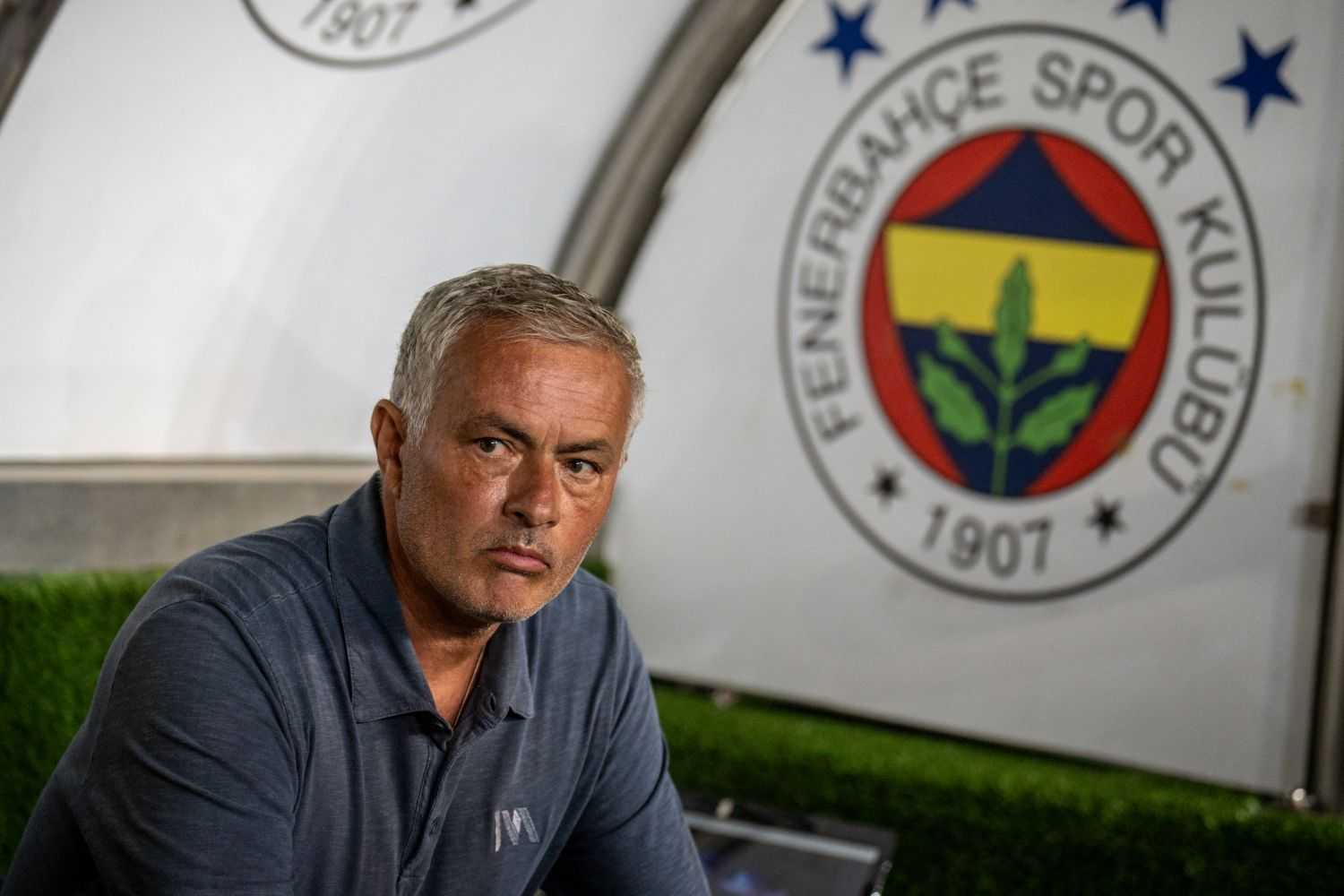 Mourinho perde col Galatasaray e gli avversari lo sfottono: "The Crying One"